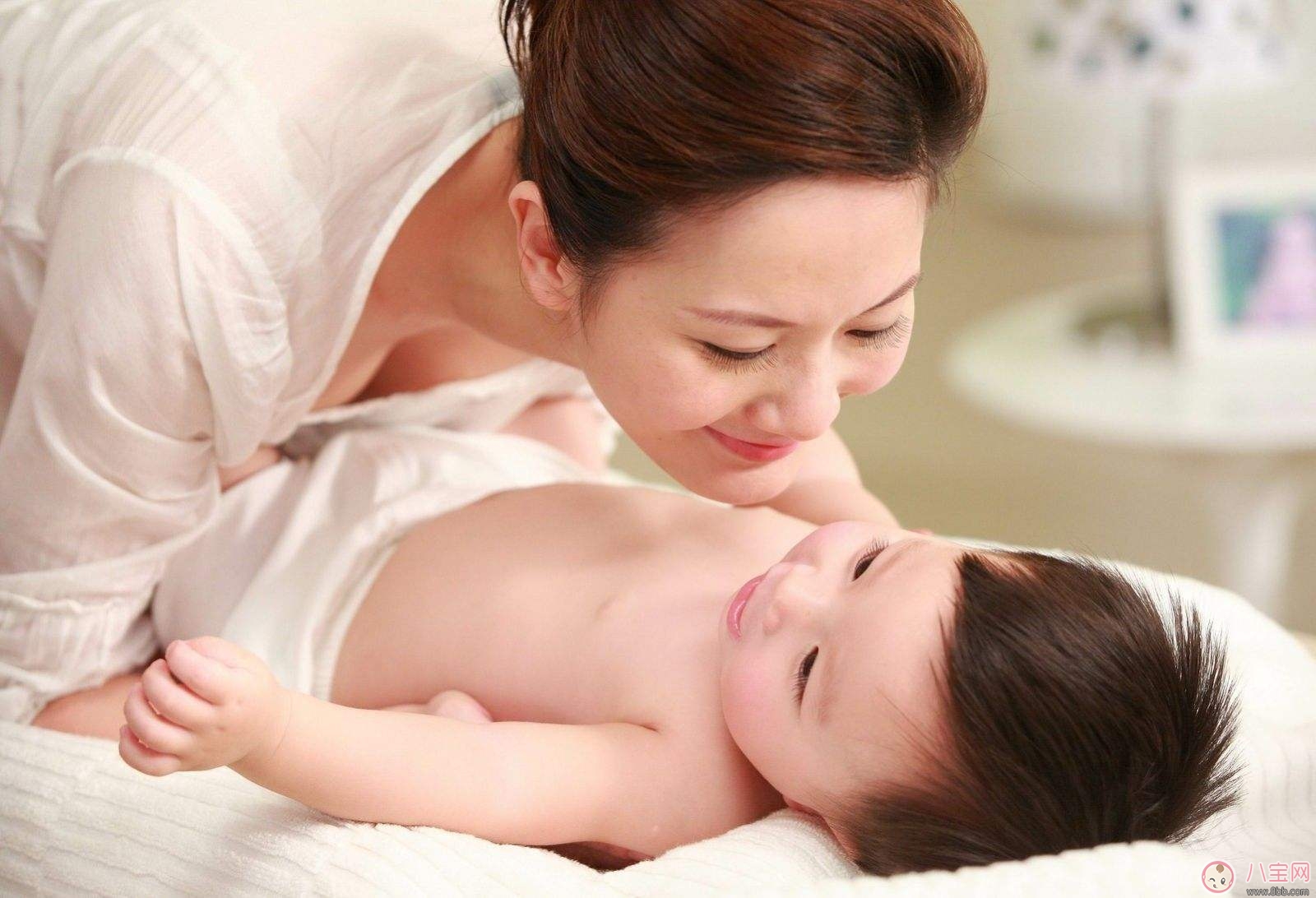 晚上寶寶好動怎么辦 晚上怎么哄寶寶睡覺