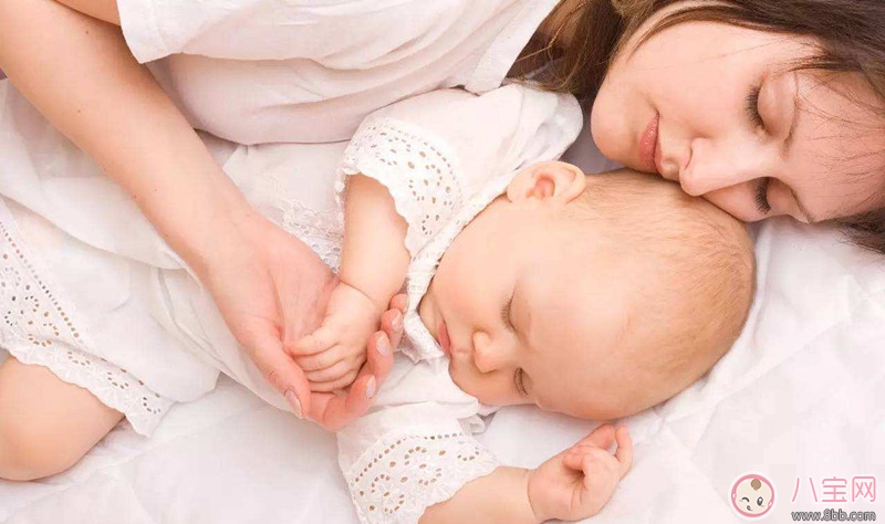 晚上寶寶好動怎么辦 晚上怎么哄寶寶睡覺