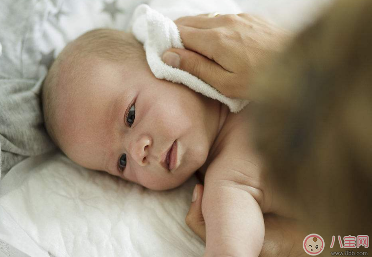 冬天用涼水給孩子洗臉好嗎 小孩冬天洗臉?biāo)疁囟嗌俸线m 冬天用涼水給孩子洗臉好嗎 小孩冬天洗臉?biāo)疁囟嗌俸线m