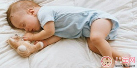 怎么改掉寶寶晚上愛踢被子的習慣 寶寶愛踢被子的原因有哪些