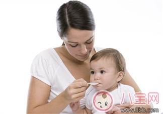 能用牛奶給寶寶喂藥嗎 如何給寶寶喂藥