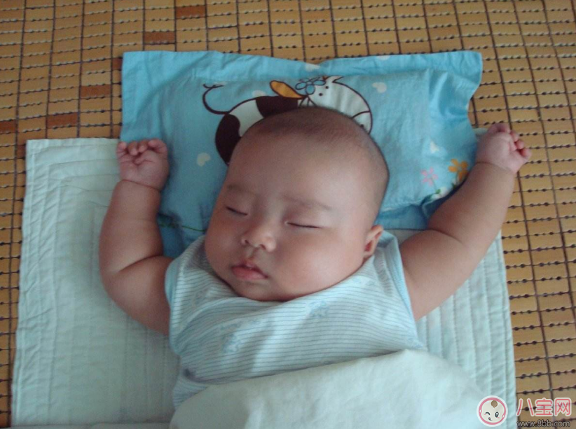 為什么寶寶睡覺喜歡高舉雙手 寶寶睡覺高舉雙手正常嗎