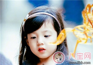 小泡芙彈琴與哥哥合奏做什么 小泡芙彈琴照片有哪些