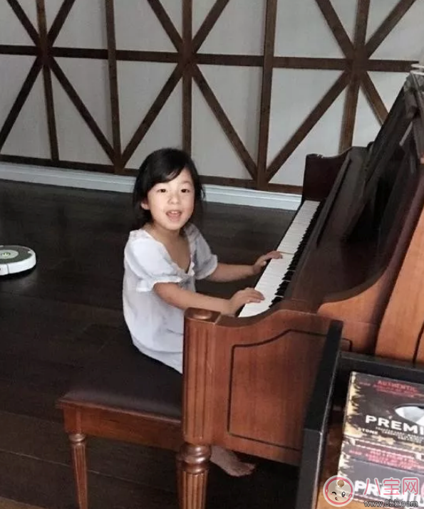 小泡芙彈琴與哥哥合奏做什么 小泡芙彈琴照片有哪些