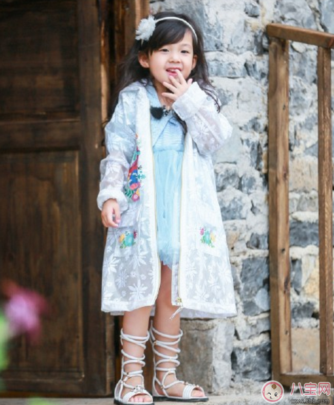 小泡芙彈琴與哥哥合奏做什么 小泡芙彈琴照片有哪些