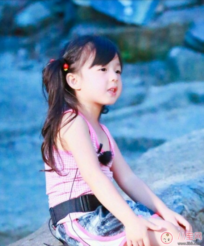 小泡芙彈琴與哥哥合奏做什么 小泡芙彈琴照片有哪些