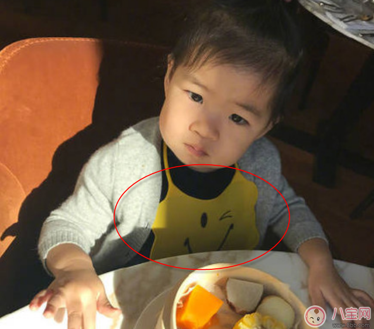 章子怡女兒醒醒同款圍兜 章子怡女兒醒醒黃色笑臉硅膠圍嘴什么牌子的 章子怡女兒醒醒同款圍兜 章子怡女兒醒醒黃色笑臉硅膠圍嘴什么牌子的