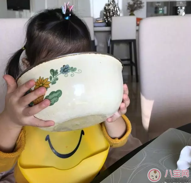 章子怡女兒醒醒同款圍兜 章子怡女兒醒醒黃色笑臉硅膠圍嘴什么牌子的 章子怡女兒醒醒同款圍兜 章子怡女兒醒醒黃色笑臉硅膠圍嘴什么牌子的