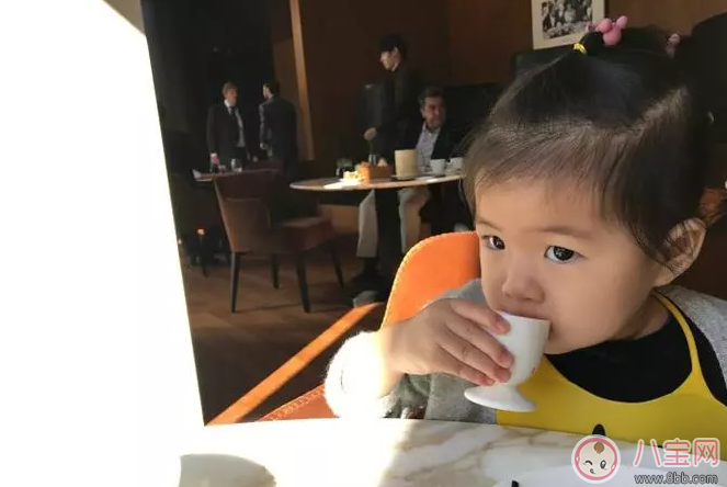 章子怡女兒醒醒同款圍兜 章子怡女兒醒醒黃色笑臉硅膠圍嘴什么牌子的 章子怡女兒醒醒同款圍兜 章子怡女兒醒醒黃色笑臉硅膠圍嘴什么牌子的