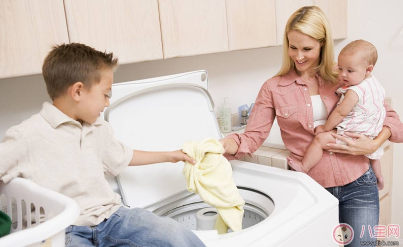 新生兒衣物首次清洗怎么做 寶寶的衣物能用成人洗衣液或洗衣粉清洗嗎