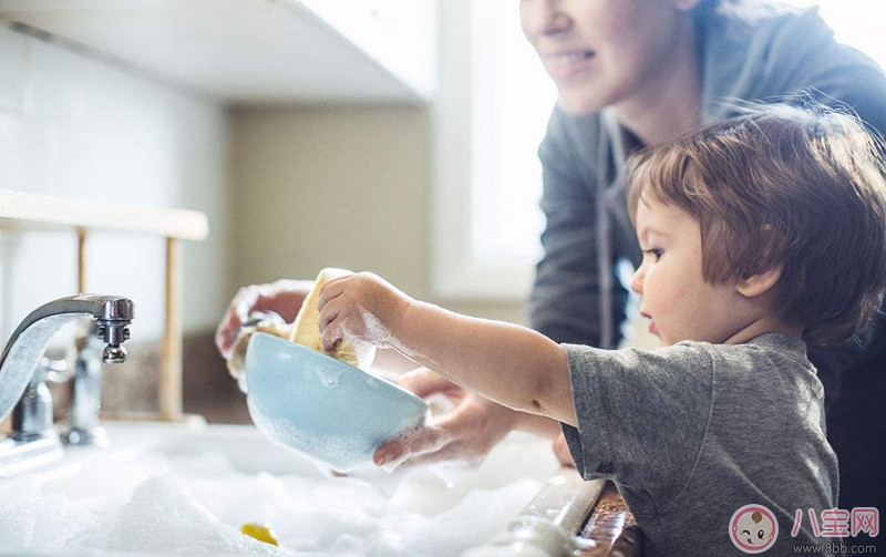 新生兒衣物首次清洗怎么做 寶寶的衣物能用成人洗衣液或洗衣粉清洗嗎