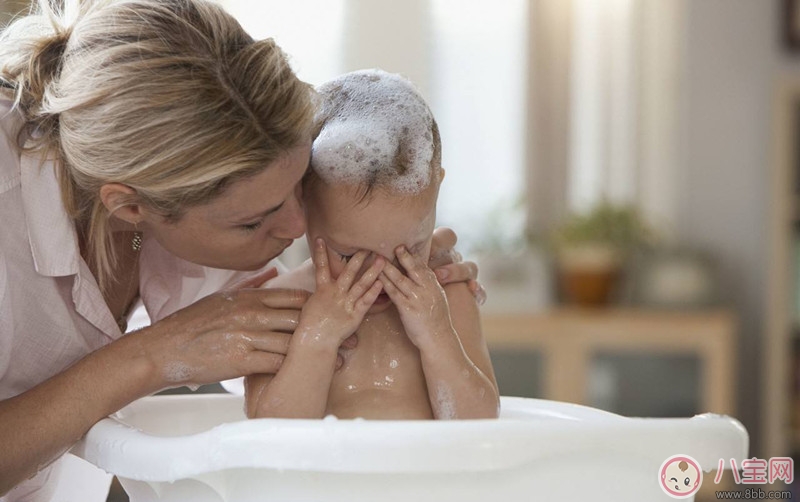 如何清洗嬰幼兒的頭發 不同發質的寶寶頭發怎么清洗 如何清洗嬰幼兒的頭發 不同發質的寶寶頭發怎么清洗