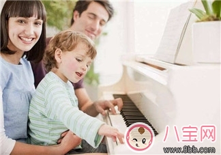 為什么明星的兒女鋼琴都彈得那么好 如何陪孩子練琴 為什么明星的兒女鋼琴都彈得那么好 如何陪孩子練琴