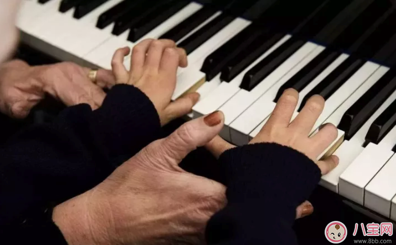 為什么明星的兒女鋼琴都彈得那么好 如何陪孩子練琴 為什么明星的兒女鋼琴都彈得那么好 如何陪孩子練琴
