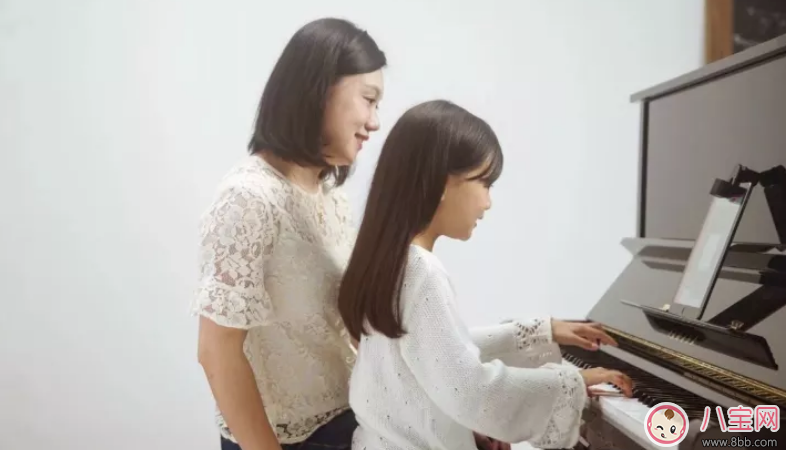為什么明星的兒女鋼琴都彈得那么好 如何陪孩子練琴 為什么明星的兒女鋼琴都彈得那么好 如何陪孩子練琴