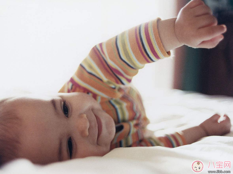 怎樣幫助寶寶翻身 教孩子翻身的方法是什么