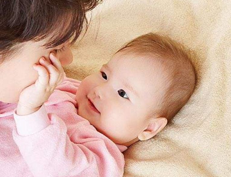 剖腹產(chǎn)媽媽躺著喂奶好嗎 媽媽躺著喂奶對寶寶有什么影響