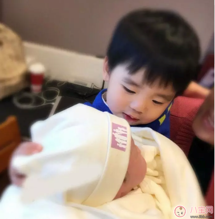 黃英二胎產(chǎn)女是順產(chǎn)還是剖腹產(chǎn) 黃英生兒子是剖腹產(chǎn)嗎 黃英二胎產(chǎn)女是順產(chǎn)還是剖腹產(chǎn) 黃英生兒子是剖腹產(chǎn)嗎