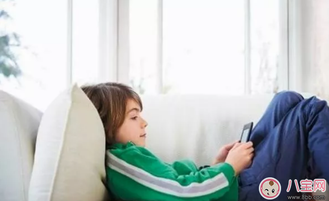 孩子總低頭玩王者榮耀會脊椎側彎嗎   如何檢查寶寶是否脊椎側彎