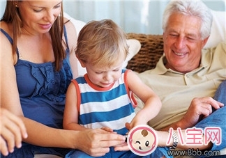 孩子總低頭玩王者榮耀會脊椎側彎嗎   如何檢查寶寶是否脊椎側彎