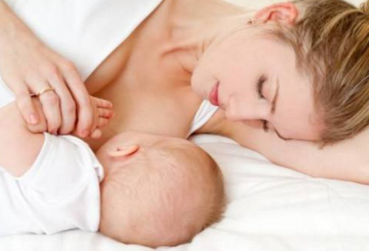 剖腹產(chǎn)媽媽躺著喂奶好嗎 媽媽躺著喂奶對寶寶有什么影響