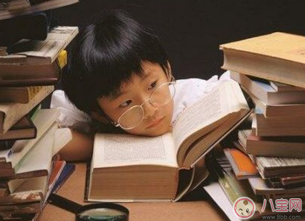 小孩寫作業(yè)睡著說說 娃寫作業(yè)睡著家長心疼心情朋友圈說說