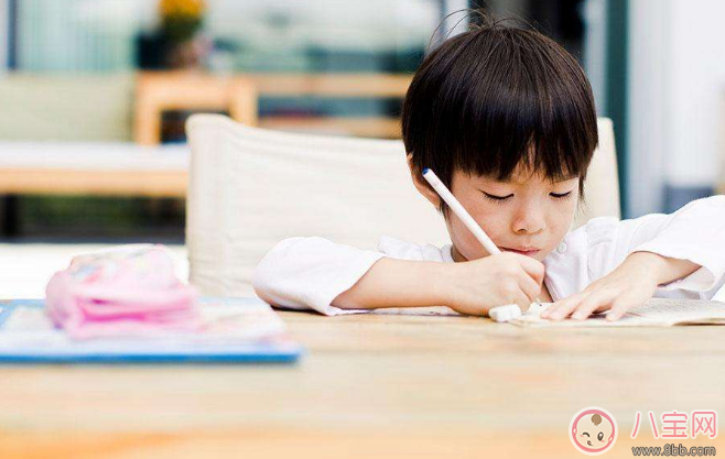 小孩寫作業(yè)睡著說說 娃寫作業(yè)睡著家長心疼心情朋友圈說說