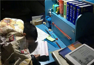 小孩寫作業睡著怎么辦 小孩寫作業睡著是叫醒寫作業還是讓他繼續睡