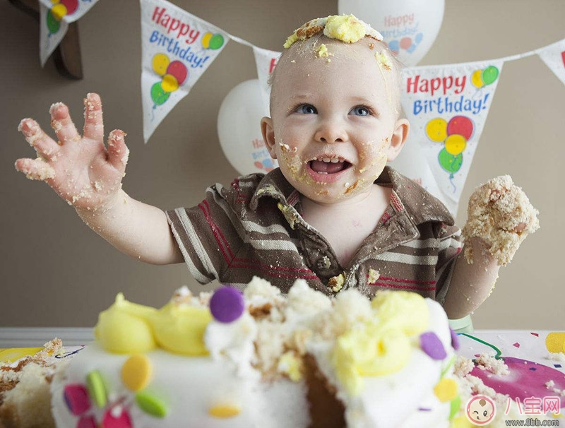 如何給寶寶過一周歲生日 一周歲寶寶生日怎么過 如何給寶寶過一周歲生日 一周歲寶寶生日怎么過