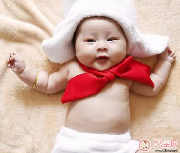 寶寶多大之后才要穿內褲呢 寶寶穿三角褲還是平角褲 寶寶多大之后才要穿內褲呢 寶寶穿三角褲還是平角褲