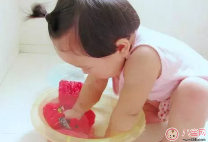 寶寶衣服開水燙衣最干凈嗎 寶寶衣服用除菌劑漂白劑好嗎