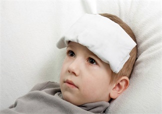 寶寶感冒發燒時應該如何吃 孩子發燒應該還可以吃母乳嗎