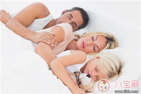 跟孩子分床睡好嗎 什么時候應(yīng)該跟孩子分床睡