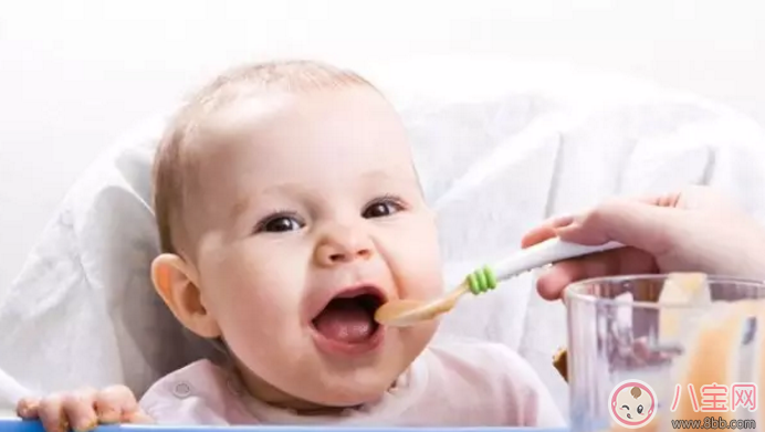 老人要早點給寶貝添加輔食怎么說 寶寶可以加輔食的反應