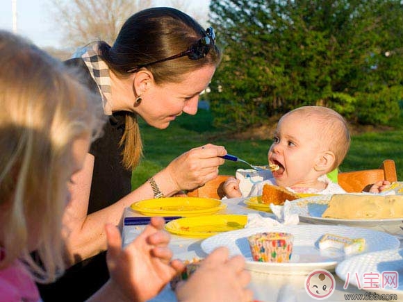 帶孩子外出就餐有哪些注意事項 怎么讓孩子不鬧騰 帶孩子外出就餐有哪些注意事項 怎么讓孩子不鬧騰