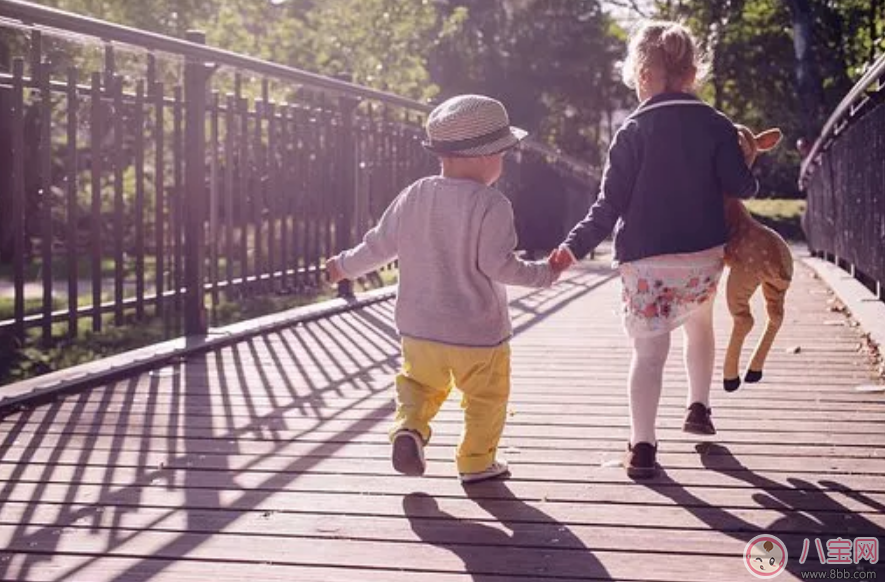 小孩不會爬直接會走有什么影響嗎 寶寶爬行有哪些好處 小孩不會爬直接會走有什么影響嗎 寶寶爬行有哪些好處