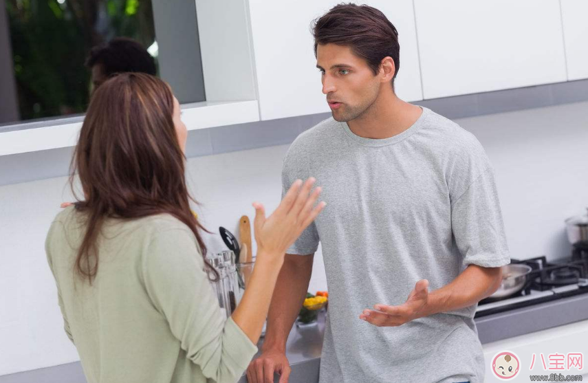 爸爸媽媽之間在孩子面前親吻好不好 爸爸媽媽應(yīng)該在孩子面前表現(xiàn)成什么樣子