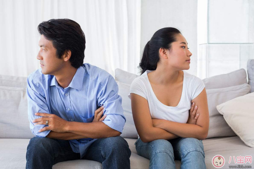 爸爸媽媽之間在孩子面前親吻好不好 爸爸媽媽應(yīng)該在孩子面前表現(xiàn)成什么樣子