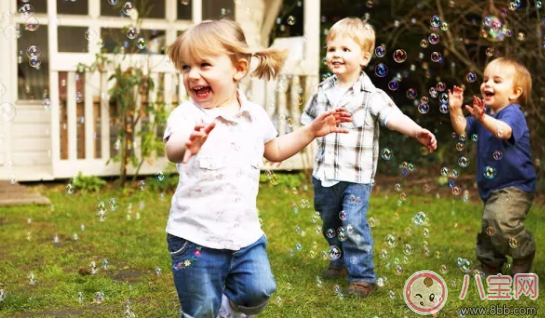 1歲寶寶愛玩衛(wèi)生紙卷紙怎么辦 1歲寶寶愛玩衛(wèi)生紙卷紙家長怎么教育 1歲寶寶愛玩衛(wèi)生紙卷紙怎么辦 1歲寶寶愛玩衛(wèi)生紙卷紙家長怎么教育