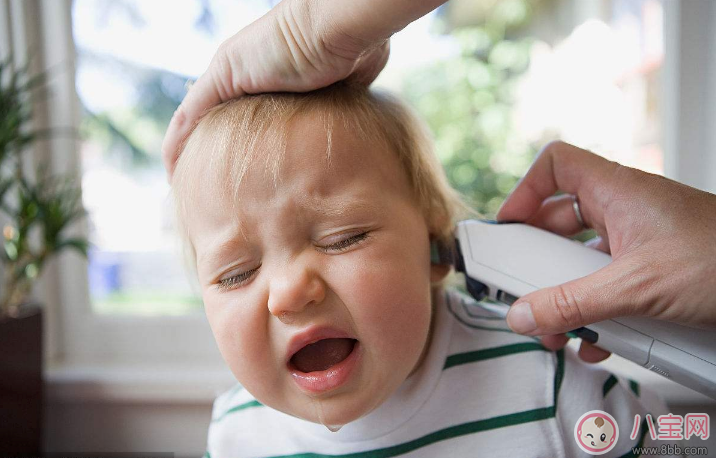 嬰兒耳朵里很臟怎么辦 寶寶耳朵有分泌物能清理嗎 嬰兒耳朵里很臟怎么辦 寶寶耳朵有分泌物能清理嗎