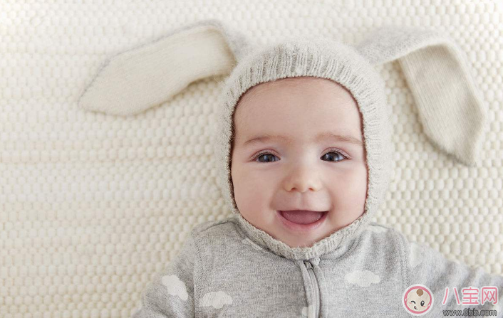 嬰兒耳朵里很臟怎么辦 寶寶耳朵有分泌物能清理嗎 嬰兒耳朵里很臟怎么辦 寶寶耳朵有分泌物能清理嗎