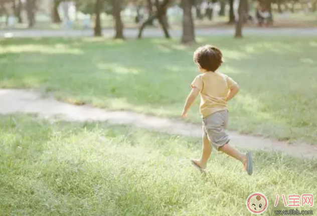 寶寶多大開始害怕陌生人 寶寶害怕陌生人家長怎么做