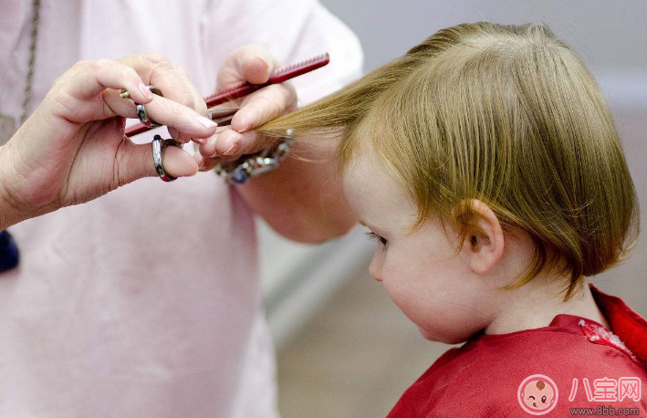 幫寶寶理發(fā)需要準(zhǔn)備哪些東西 怎么幫寶寶剃發(fā) 幫寶寶理發(fā)需要準(zhǔn)備哪些東西 怎么幫寶寶剃發(fā)