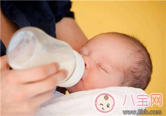 寶寶吐奶是不是受涼了  寶寶愛吐奶怎么辦