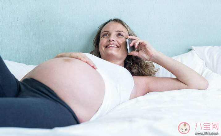 孕期撥電話緊貼耳輻射大嗎   孕婦戴耳機接聽手機能減少輻射嗎
