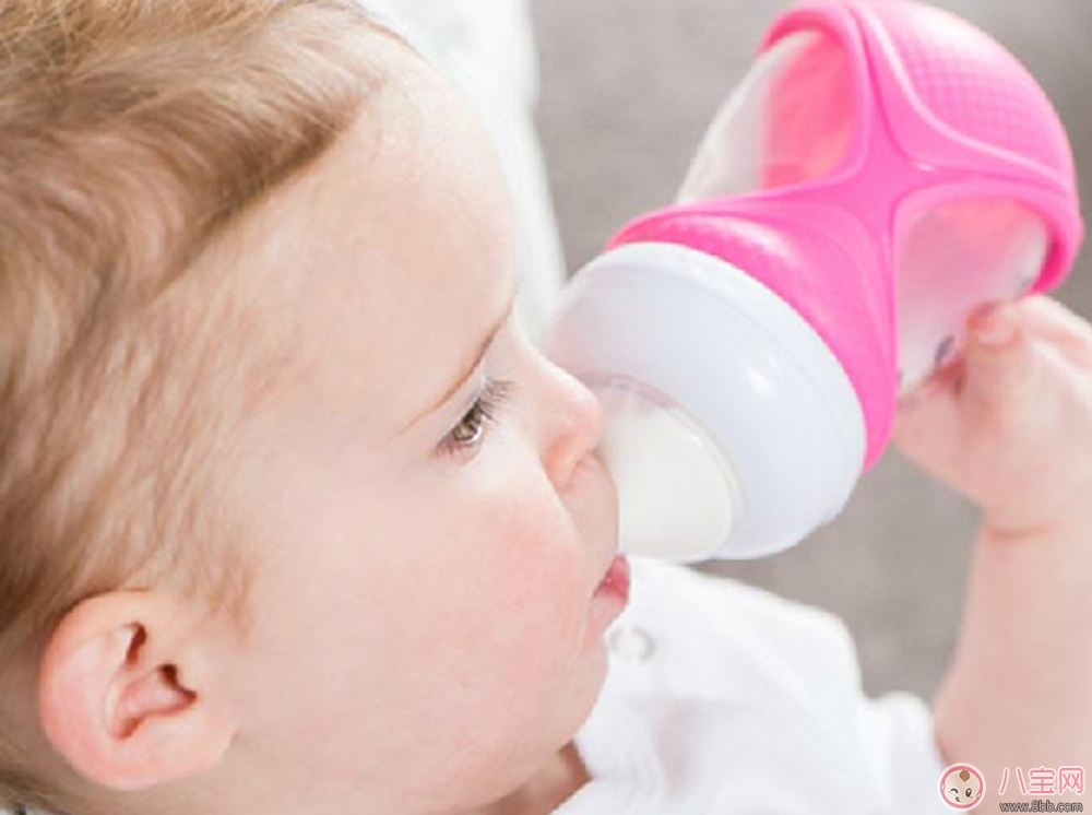 寶寶吐奶是不是受涼了  寶寶愛吐奶怎么辦