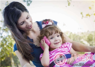 孩子玩手機比大人還厲害怎么辦 總是玩手機對孩子有什么影響 孩子玩手機比大人還厲害怎么辦 總是玩手機對孩子有什么影響