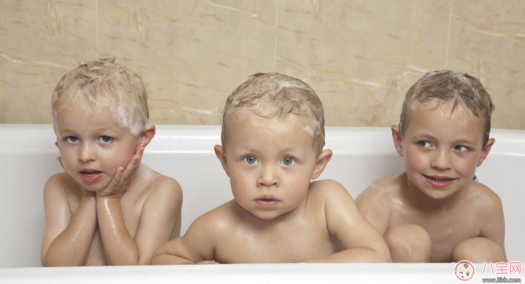 怎么在孩子洗澡的時候開發孩子智力 和孩子洗澡怎么玩