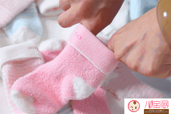 冬天到底該不該給孩子穿襪子睡覺  穿襪有講究