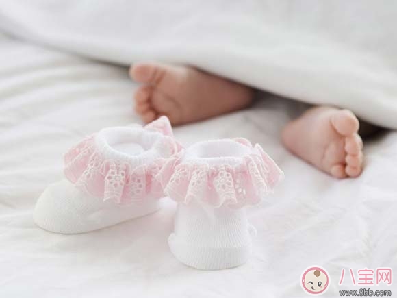 冬天到底該不該給孩子穿襪子睡覺  穿襪有講究
